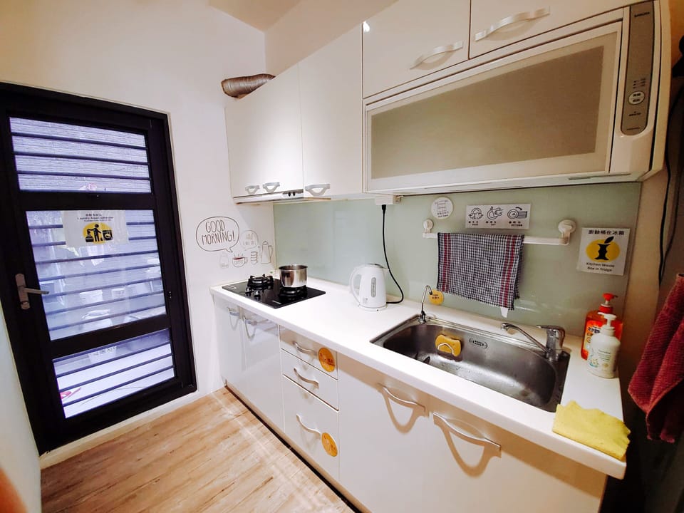 Full-size fridge, microwave, oven, stovetop
