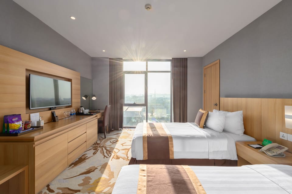 Deluxe Twin | Minibar, in-room safe, desk, blackout drapes