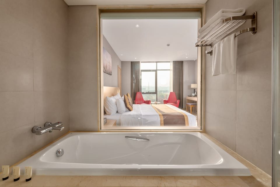 Grand Premium King | Bathroom | Combined shower/tub, free toiletries, hair dryer, bathrobes