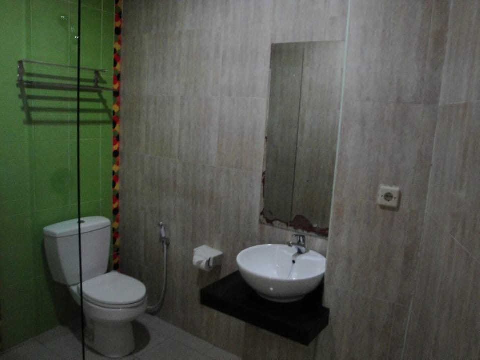 Shower, free toiletries