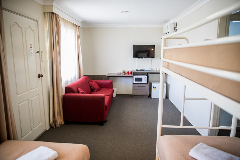 Room (2 Room Family room) | Desk, laptop workspace, iron/ironing board, free WiFi