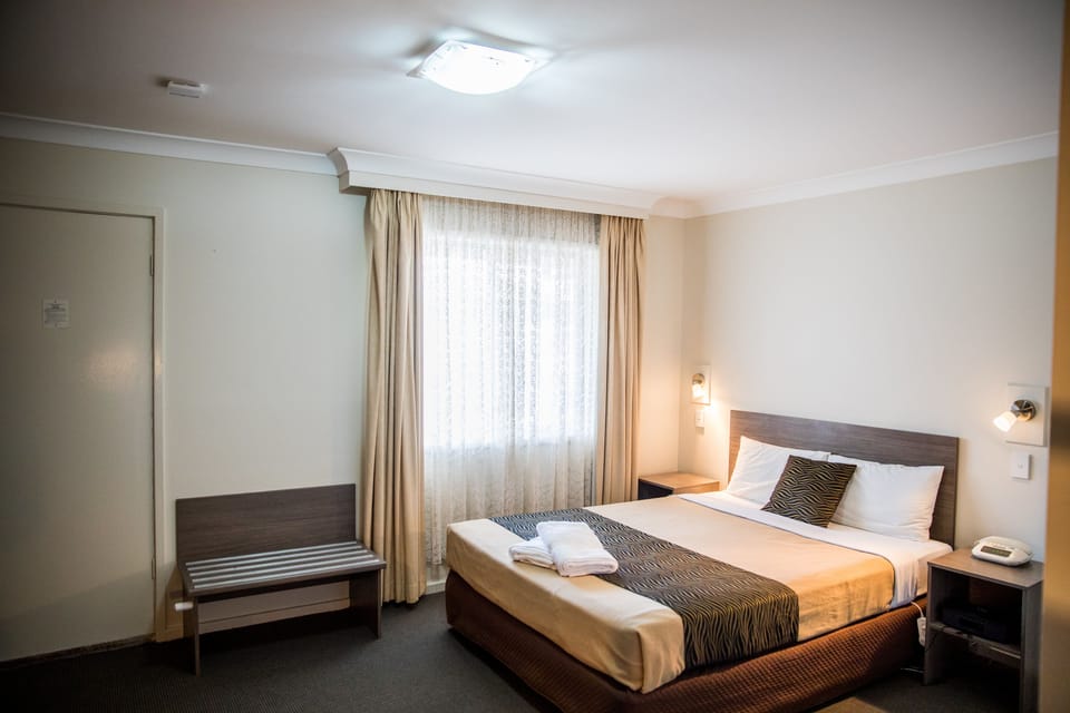Room (1 Room Family Room) | Desk, laptop workspace, iron/ironing board, free WiFi