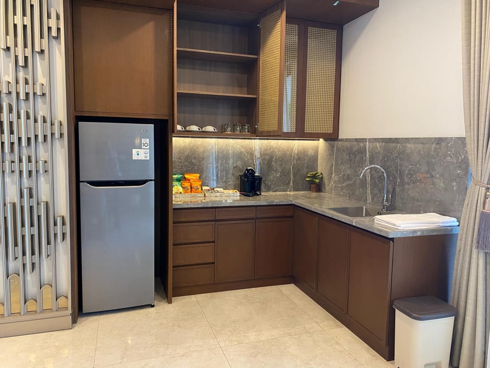 Presidential Suite | Private kitchen | Fridge, electric kettle