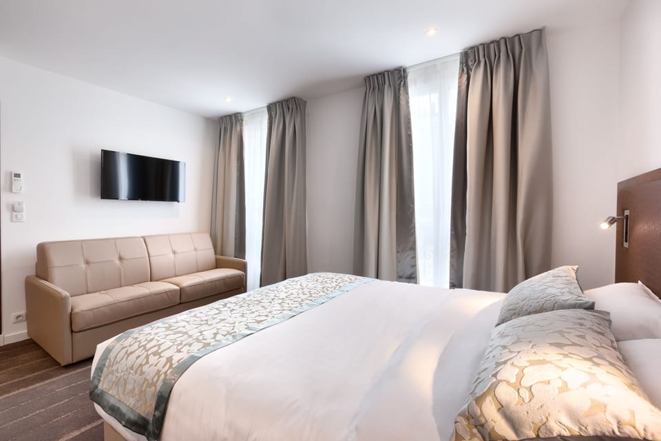 Deluxe Room | Premium bedding, minibar, desk, soundproofing
