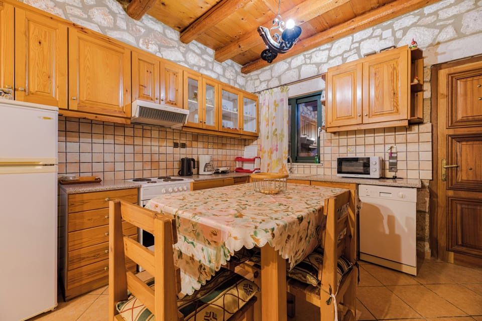 Apartment, 3 Bedrooms | Private kitchen | Coffee/tea maker, full-size fridge, microwave, oven