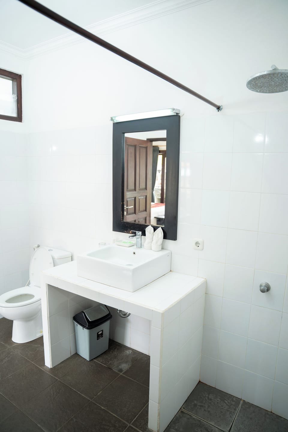 Shower, free toiletries, towels