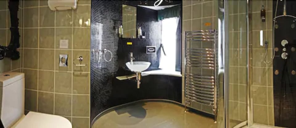 Desk, blackout drapes, iron/ironing board, free WiFi