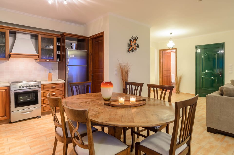 Apartment, 3 Bedrooms, Sea View | In-room dining
