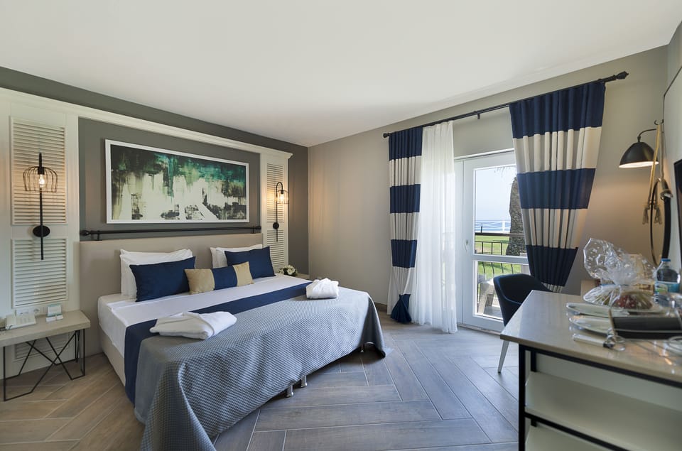 Premium Room, 1 Bedroom | Minibar, in-room safe, desk, free WiFi