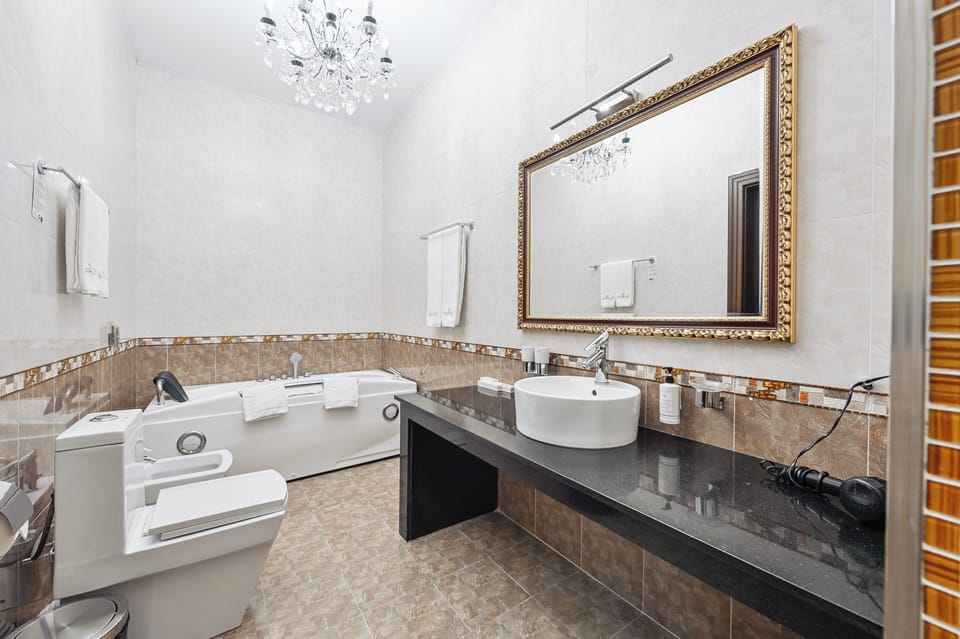 Senior Suite | Bathroom | Shower, free toiletries, hair dryer (on request), bathrobes