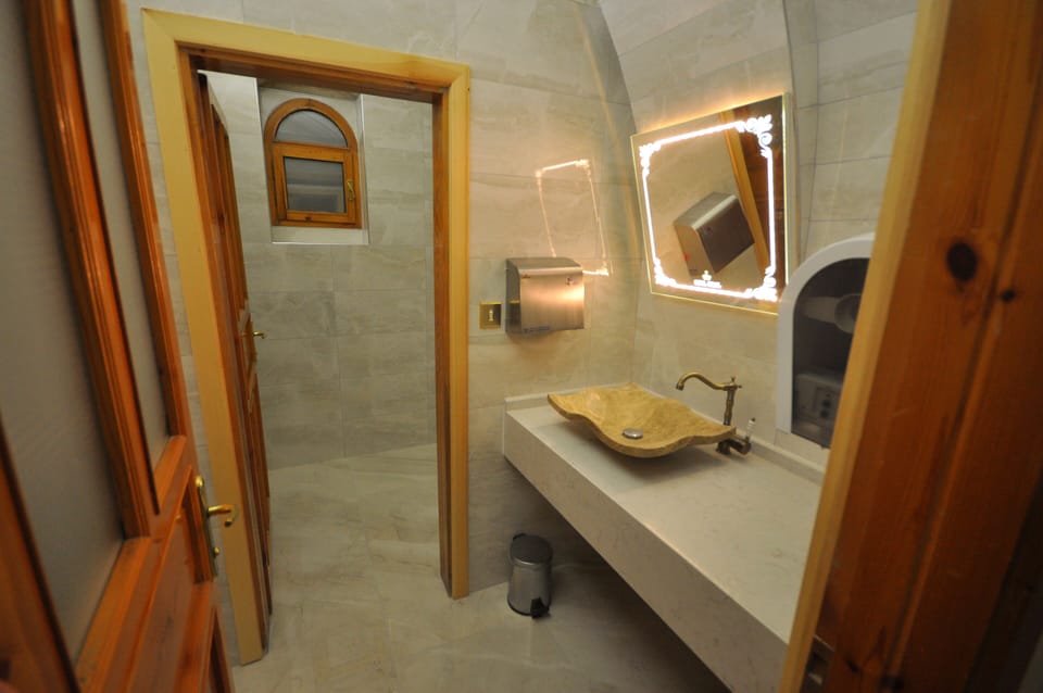 Deluxe Triple Room, 3 Twin Beds, City View | Bathroom | Free toiletries, hair dryer, slippers, towels