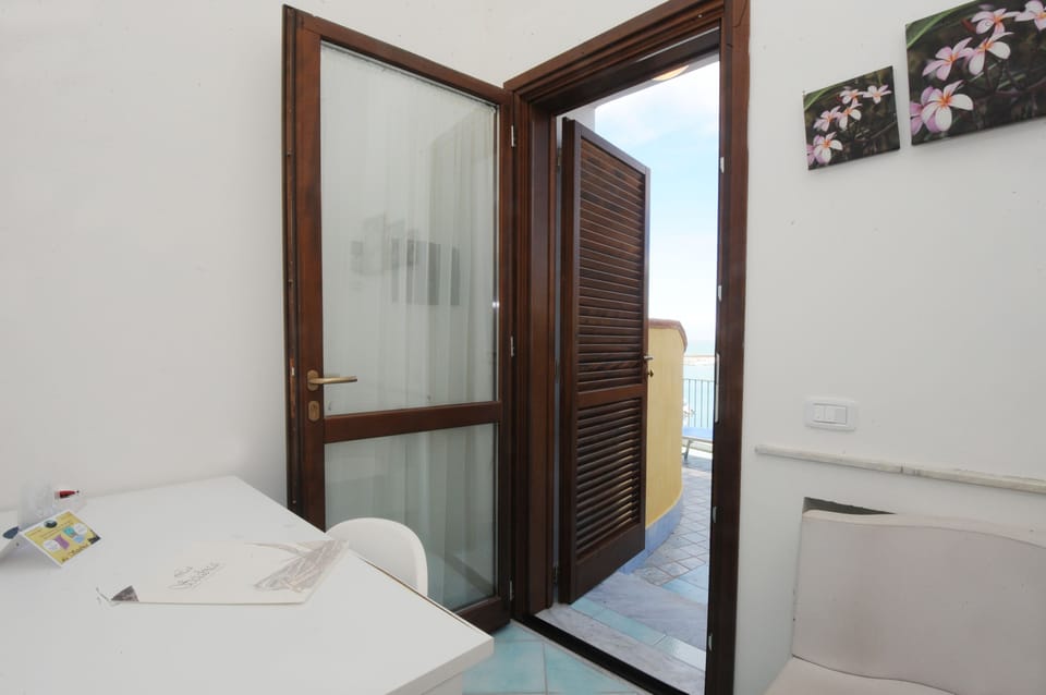 Single Room | Minibar, in-room safe, desk, laptop workspace