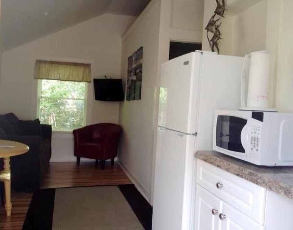 Fridge, coffee/tea maker