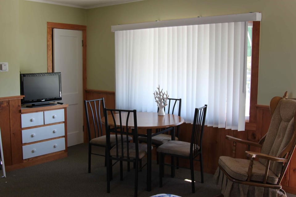 24 Studio Cottage | In-room dining