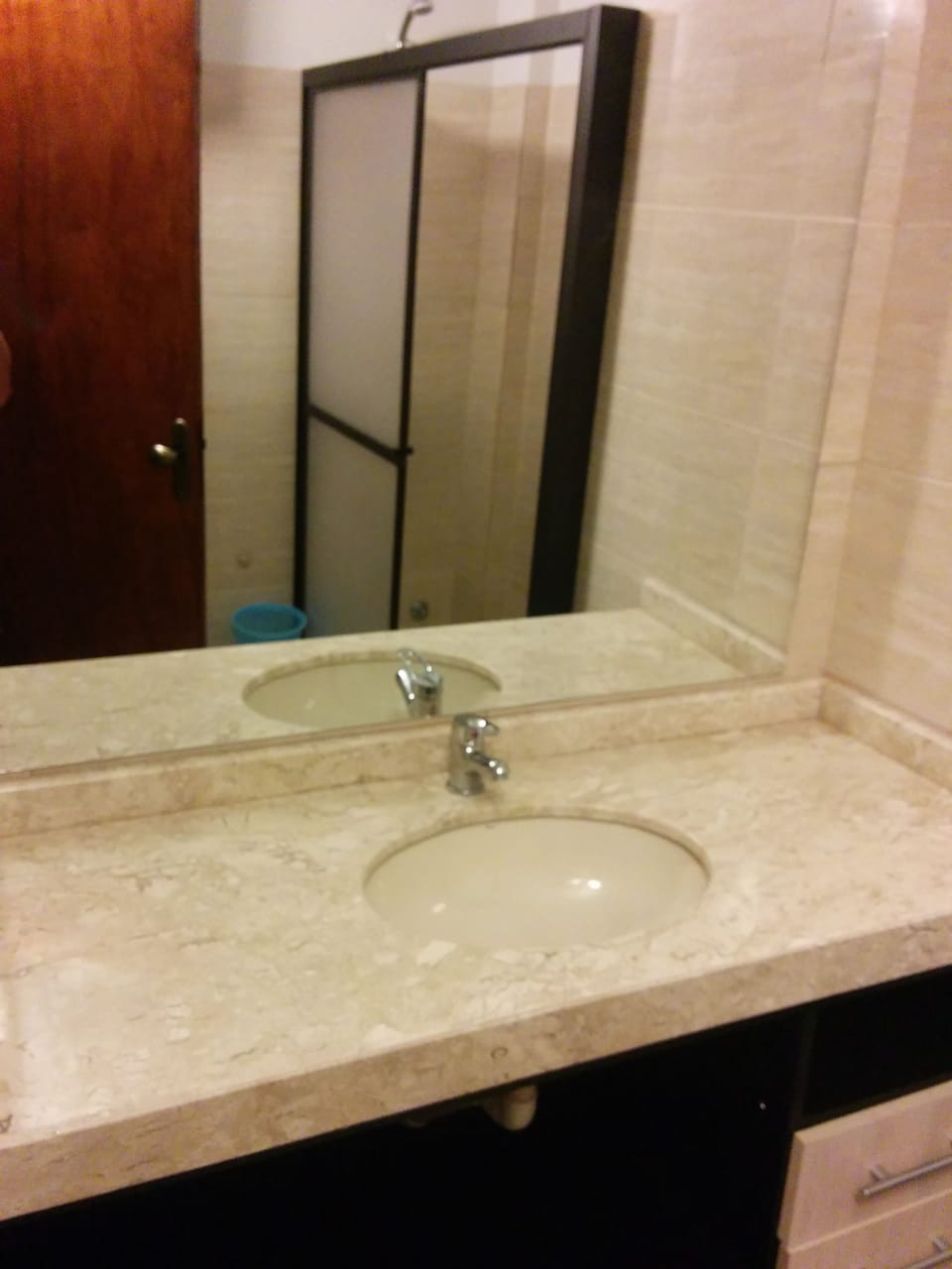 Comfort Apartment, 2 Bedrooms | Bathroom | Hair dryer, towels