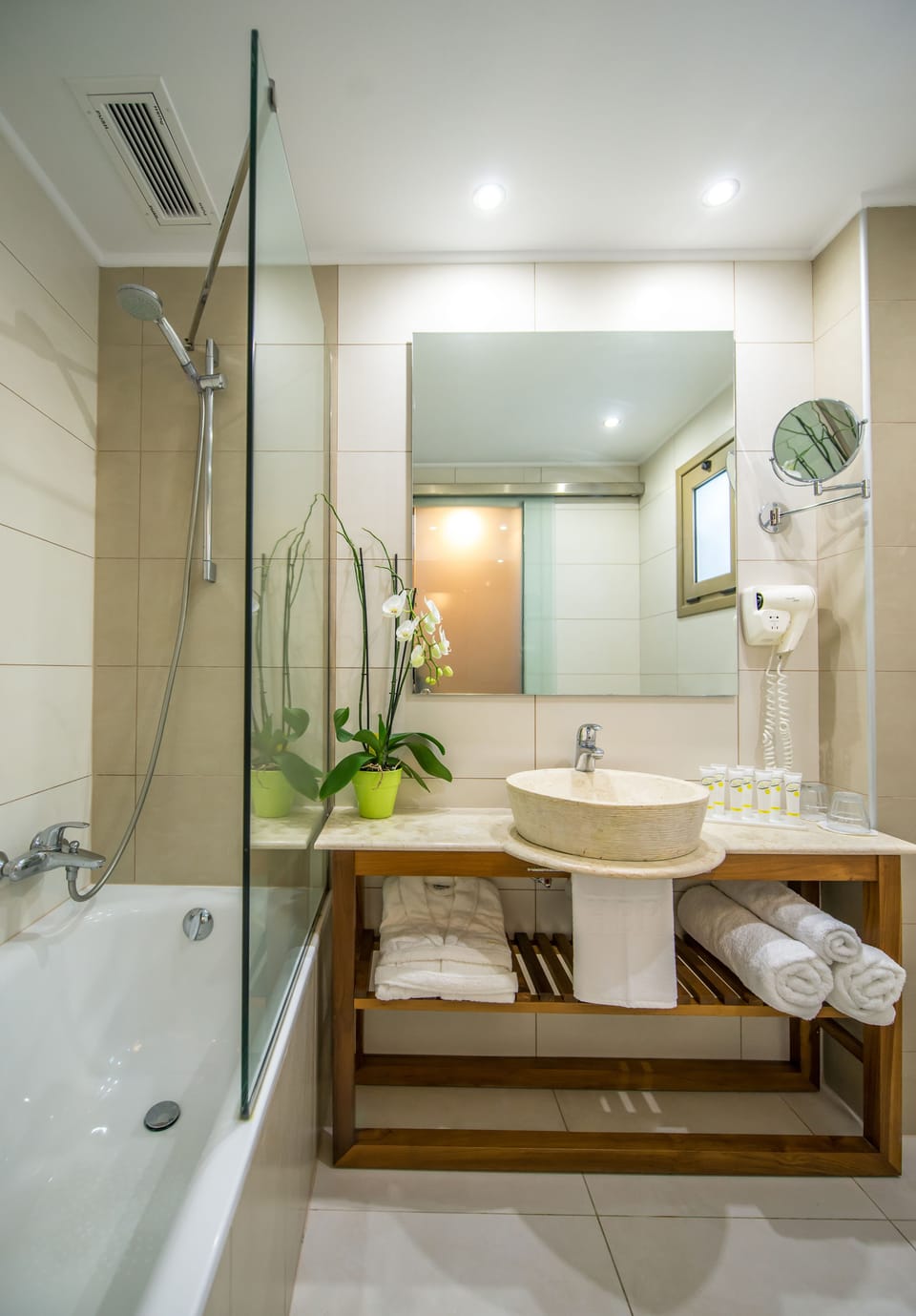 Standard Room | Bathroom | Free toiletries, hair dryer, towels