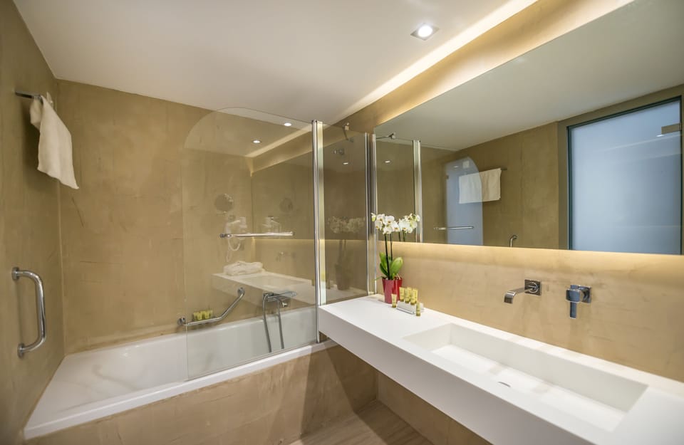 Superior Room, Pool View | Bathroom | Free toiletries, hair dryer, towels