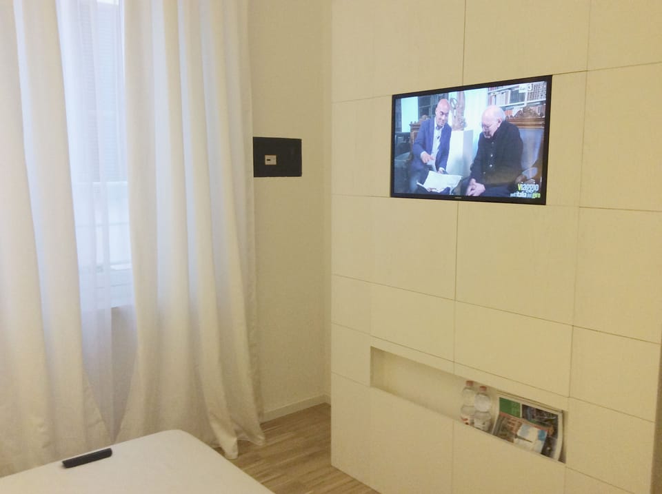 Junior Room | In-room safe, desk, blackout drapes, soundproofing