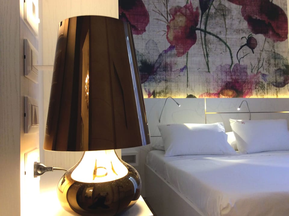 Standard Room, 1 Queen Bed | In-room safe, individually decorated, individually furnished, desk