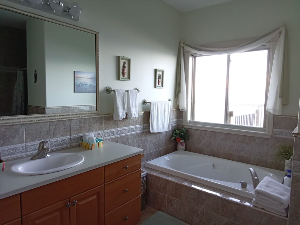 Standard Room, 1 Queen Bed, Ocean View | Bathroom | Slippers, towels, soap, shampoo