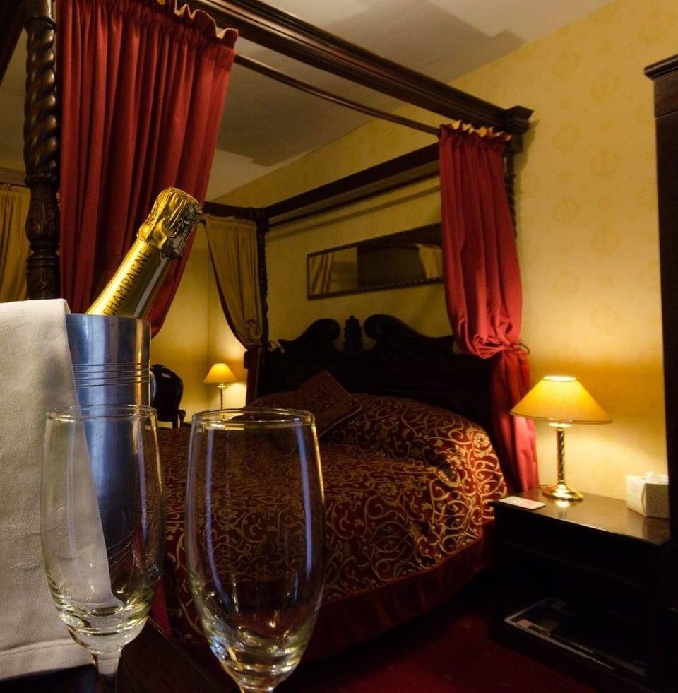 Superior Double Room (Four Poster) | WiFi (free), bed sheets