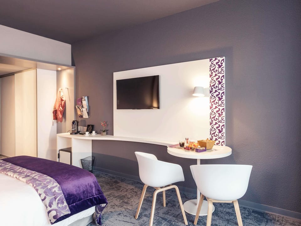 Premium bedding, in-room safe, desk, blackout drapes
