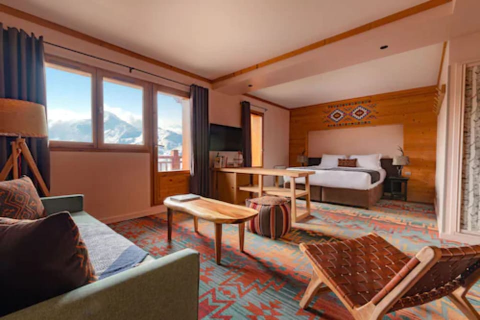 Suite (Kaya) | In-room safe, desk, soundproofing, free cribs/infant beds