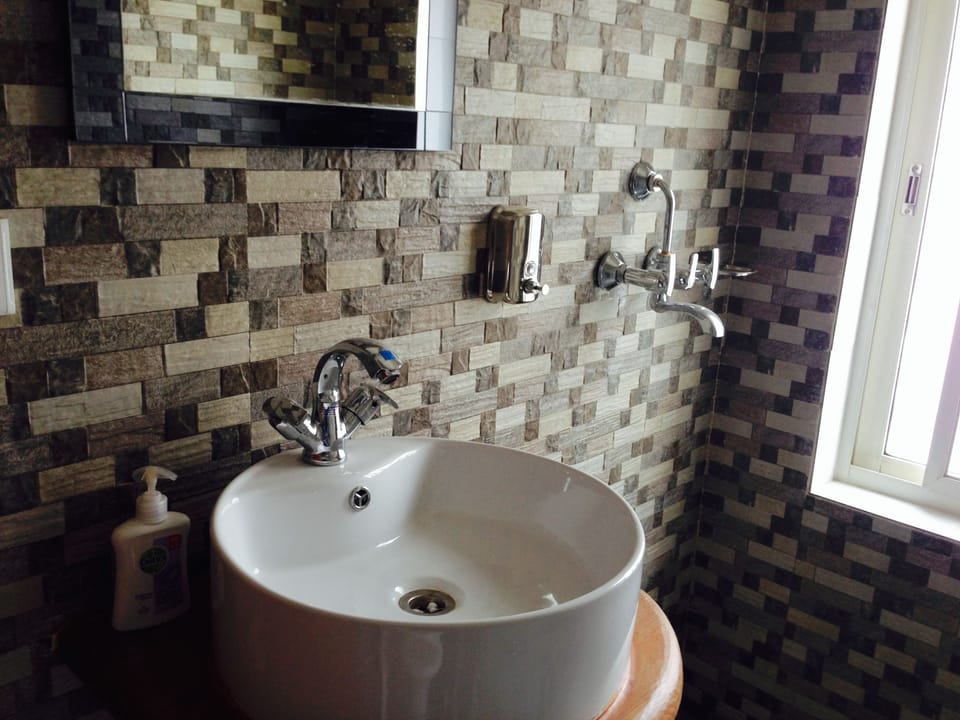 Shower, rainfall showerhead, free toiletries, hair dryer