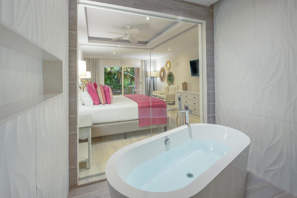 Privileged Romance Deluxe | Minibar, in-room safe, desk, laptop workspace