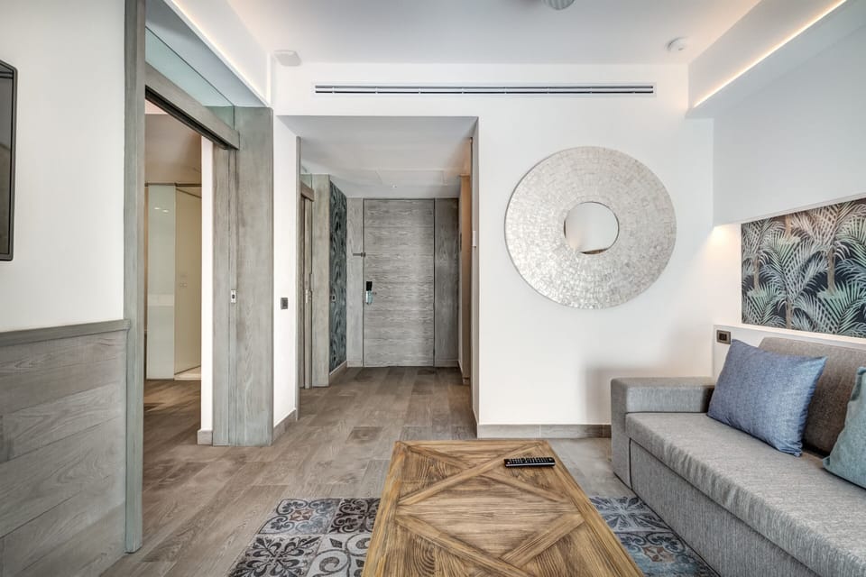 Privileged Suite | Minibar, in-room safe, desk, laptop workspace