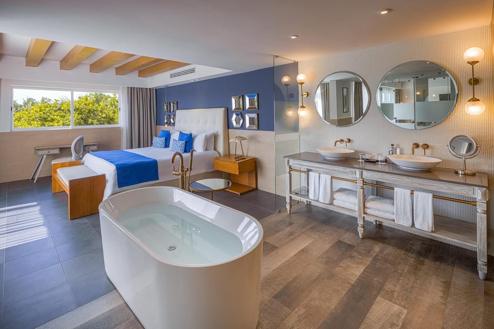 Privileged Suite Ocean View & Swim Out | Minibar, in-room safe, desk, laptop workspace