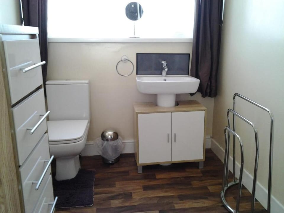 Deluxe Single Room | Bathroom | Shower, free toiletries, hair dryer, towels
