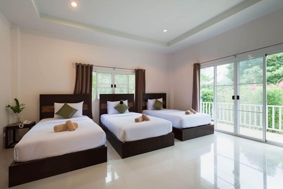 Standard Triple Room | Minibar, in-room safe, desk, blackout drapes