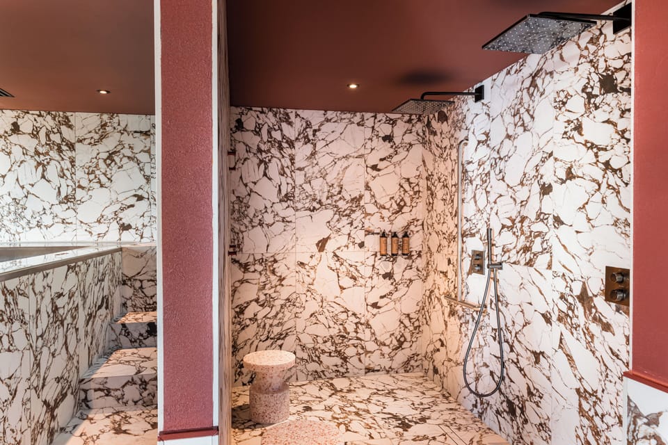 Sauna, hot tub, steam room, hydrotherapy, 1 treatment room