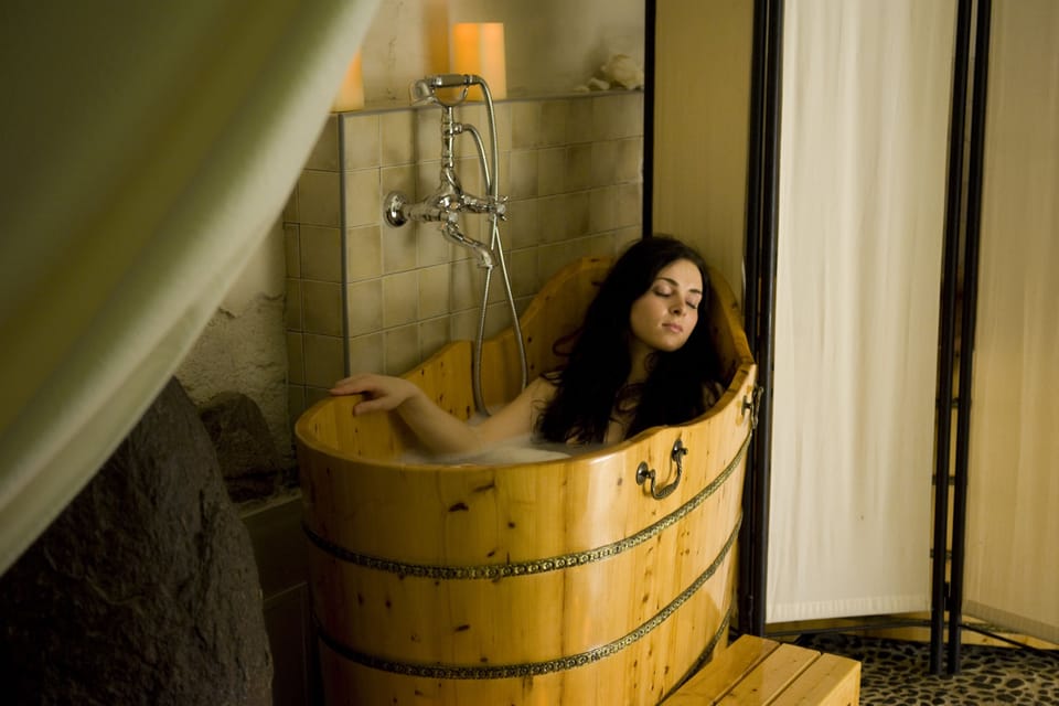 Deep soaking bathtub