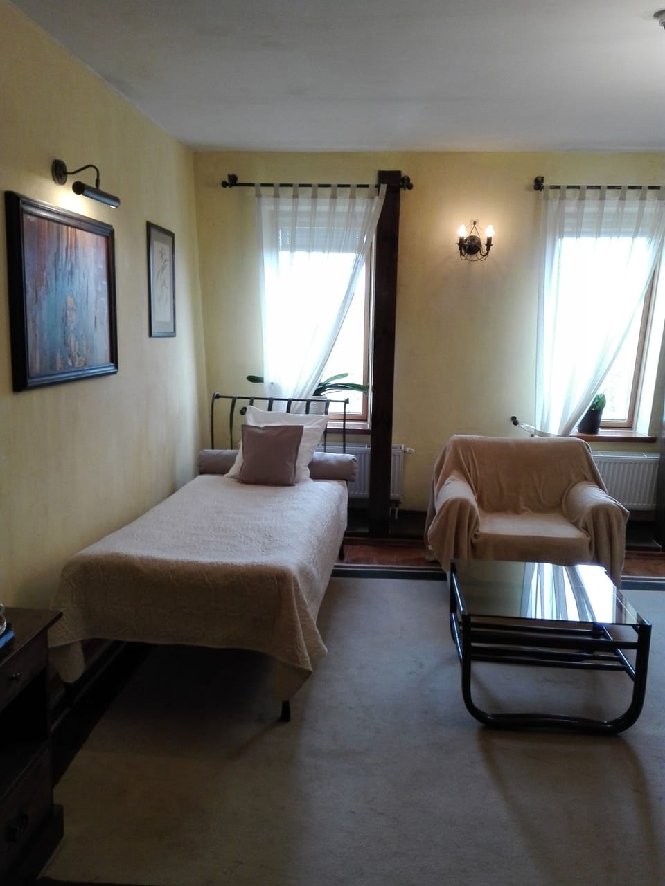 Deluxe Twin Room | Minibar, in-room safe, desk, blackout drapes