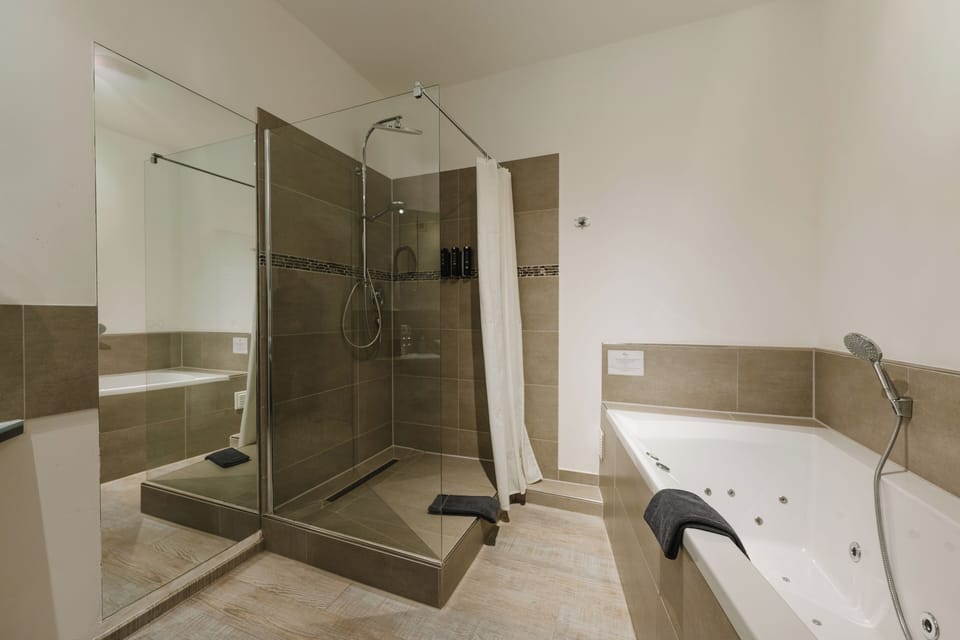 Junior Suite | Bathroom | Jetted tub, free toiletries, hair dryer, bathrobes