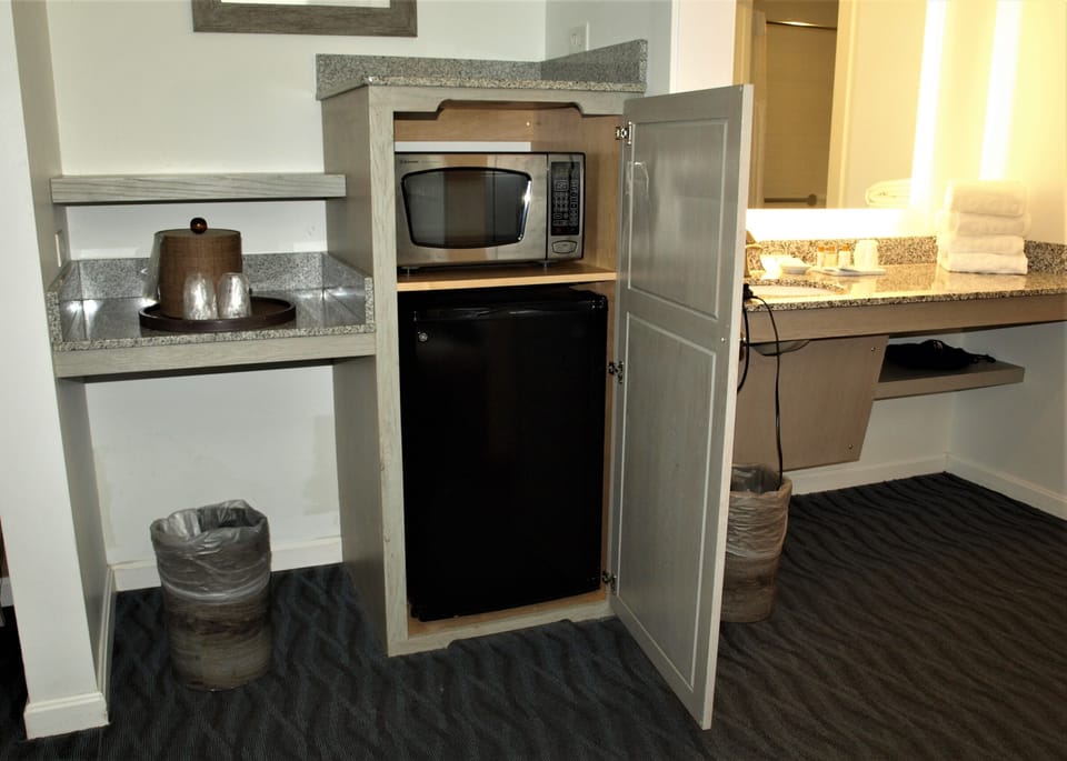 Wilmington Avenue Accessible King | Mini-refrigerator