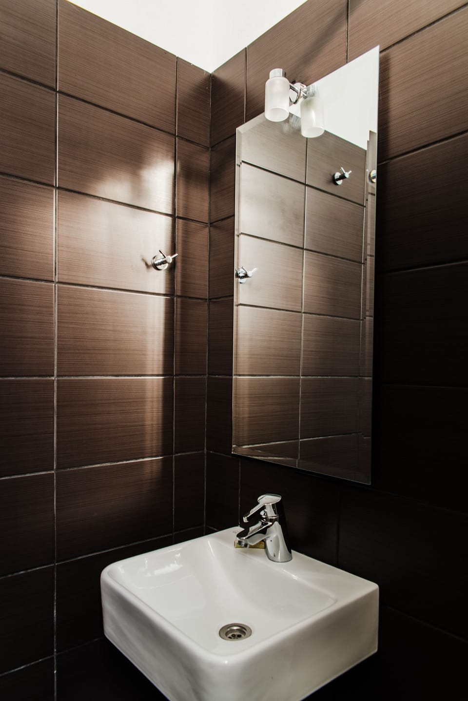 Studio | Bathroom | Shower, free toiletries, hair dryer, towels