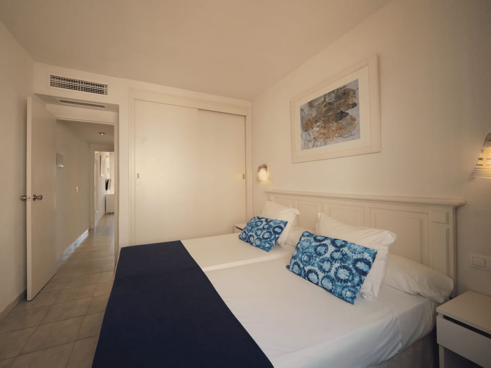 Minibar, desk, blackout drapes, WiFi (free)