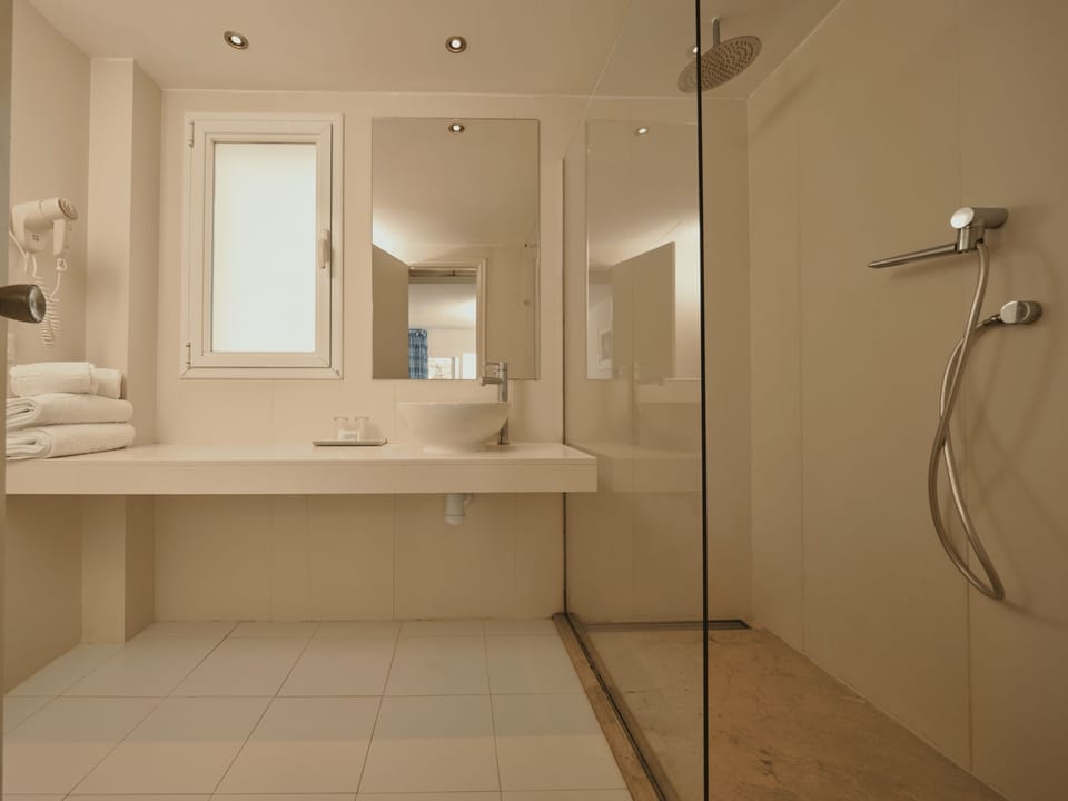 Shower, free toiletries, towels