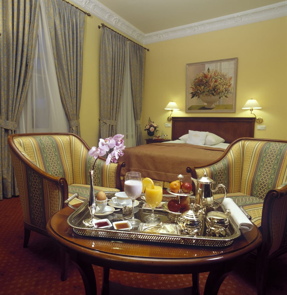 Room | Living area | 26-inch flat-screen TV with satellite channels, TV