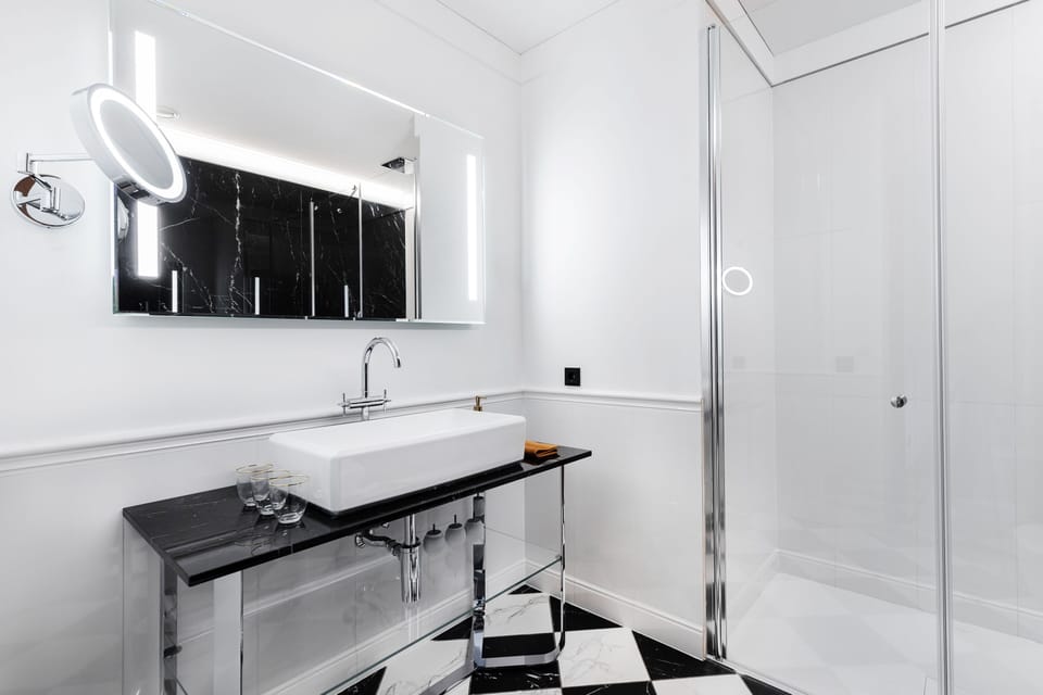 Deluxe Double or Twin Room | Bathroom | Free toiletries, hair dryer, bathrobes, bidet