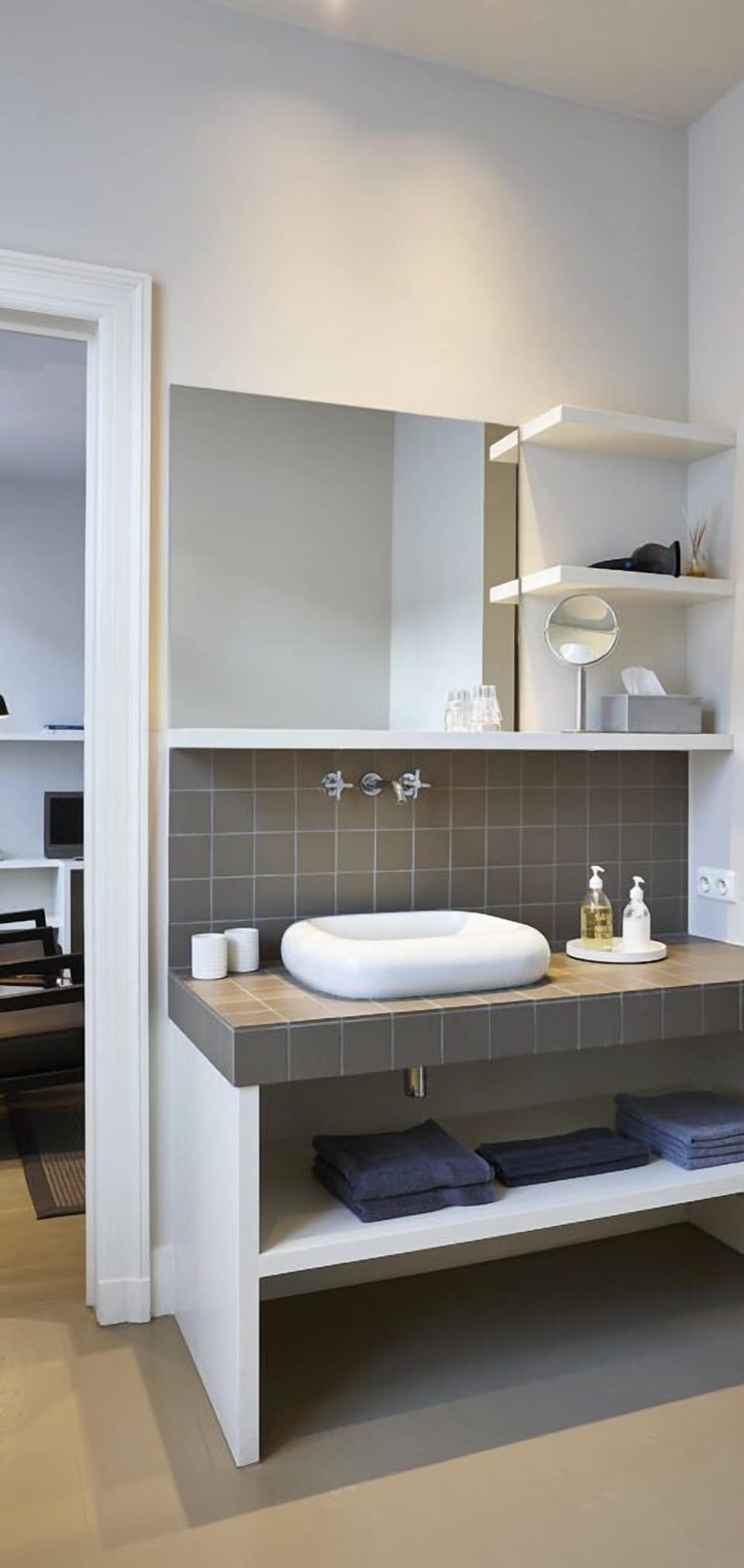 Bathroom sink