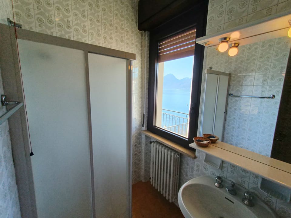 Classic Double Room | Bathroom | Shower, free toiletries, hair dryer, bathrobes