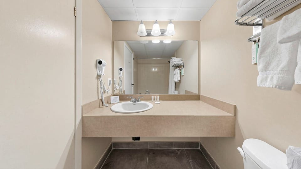 Standard Room, 2 Queen Beds, 3rd Floor Walk-Up (No Elevator Access) | Bathroom | Free toiletries, towels