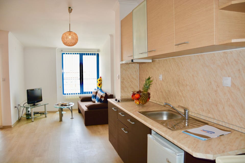 Standard Studio, Balcony | Private kitchenette | Mini-fridge, stovetop, electric kettle, cleaning supplies
