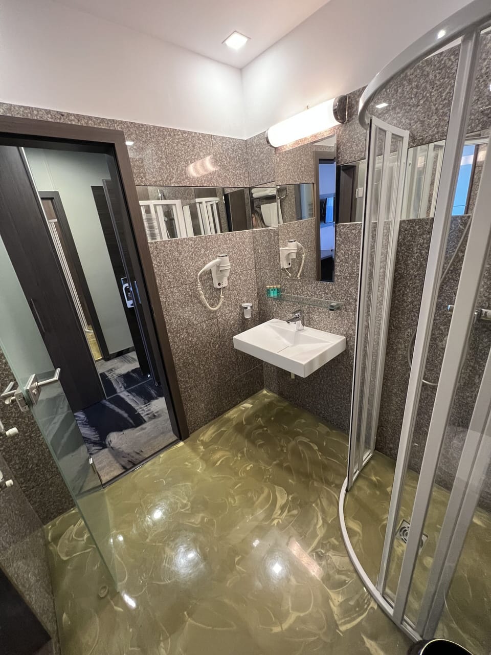 Shower, free toiletries, bathrobes, slippers