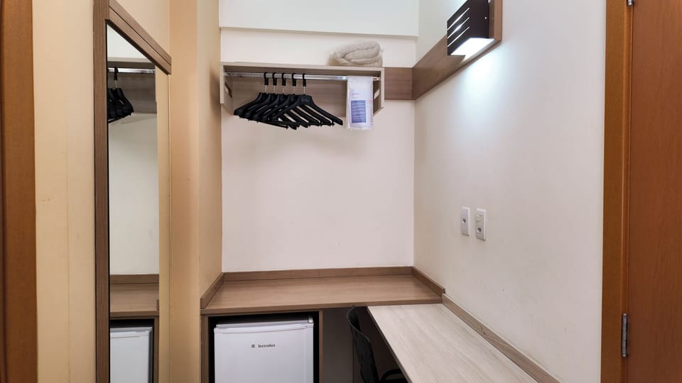 Quarto Twin Standard | Minibar, desk, blackout drapes, WiFi (free)