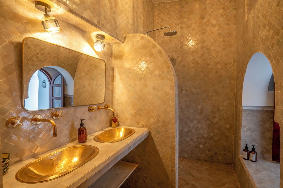 Senior Suite | Bathroom | Free toiletries, hair dryer, towels